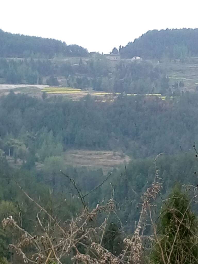 神奇的自然景观和石棺此景在堡子镇尖山
