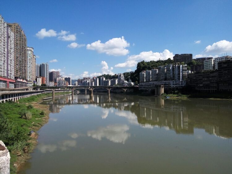 秋雨后的达州城区,空气清新,秋高气爽.