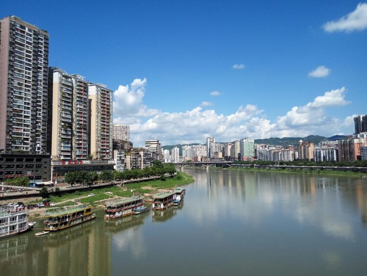 秋雨后的达州城区,空气清新,秋高气爽.